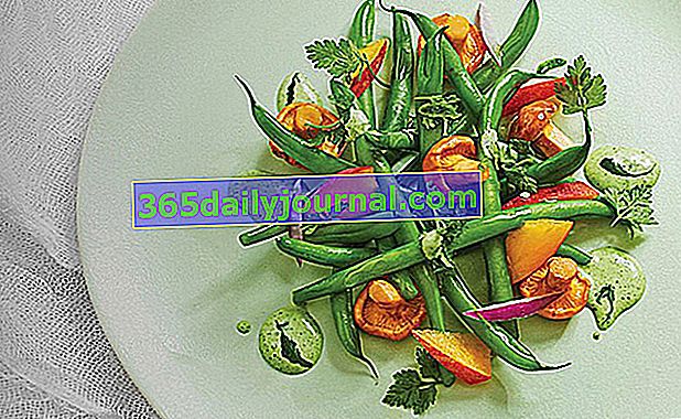 yeşil fasulye salatası, şeftali chanterelles, yeşil yoğurt