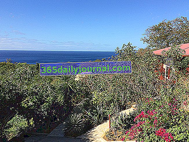 Градина на Гваделупа с изглед към морето